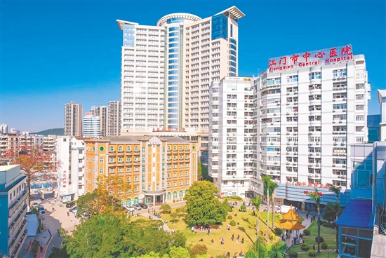 江門市中心醫(yī)院正以“一體兩翼多極”的新格局，書寫新時(shí)代醫(yī)師的榮耀篇章。
