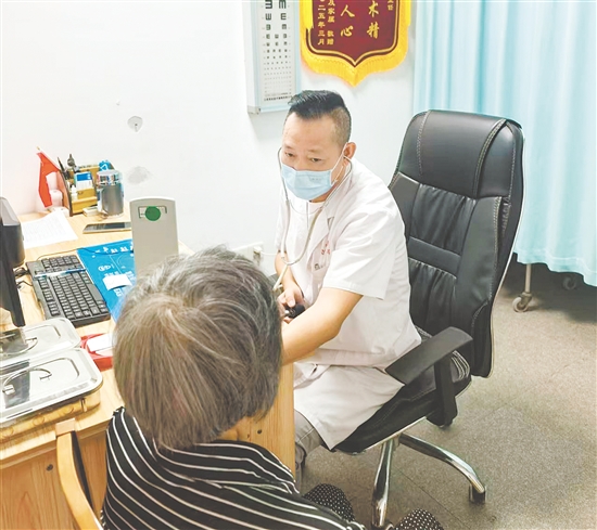 邱超合為患者看診。