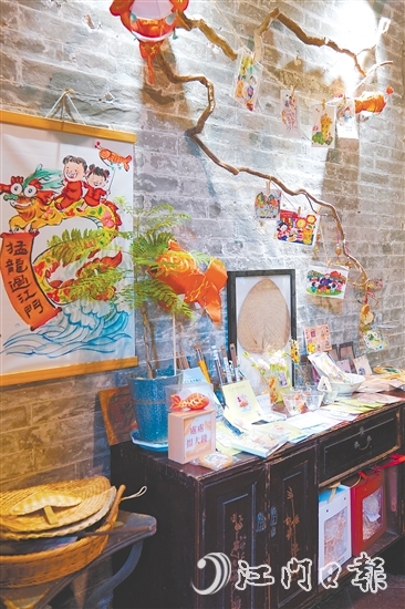 “黃家巷9號(hào)咖啡”店內(nèi)展示了各種五邑文創(chuàng)產(chǎn)品。
