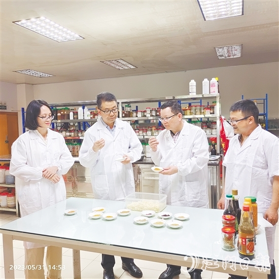 陳杰（右二）和同事仔細比對新研發(fā)產(chǎn)品的各項指標。