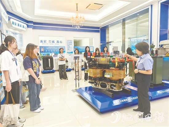 在海鴻電氣有限公司負(fù)責(zé)人的講解下，大學(xué)生對企業(yè)運(yùn)營和管理有了更清晰的認(rèn)識。