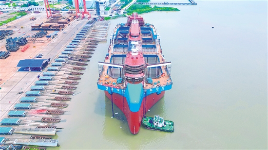 中交四航局江門(mén)航通船業(yè)有限公司接連打造了一系列世界級(jí)重器。圖為全球首艘自航式水體自然交換型深遠(yuǎn)海養(yǎng)殖工船“灣區(qū)伶仃”號(hào)。