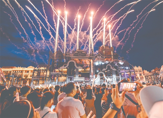 暑假期間，赤坎華僑古鎮(zhèn)推出夏日焰火音樂(lè)會(huì)，為游客帶來(lái)更豐富的游玩體驗(yàn)。