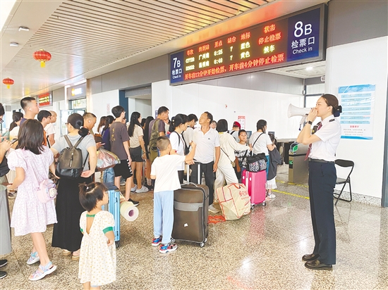 江門站做好服務(wù)保障工作，加強高峰時段客流疏導(dǎo)。