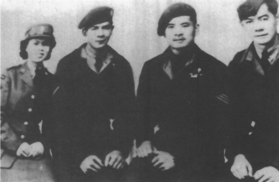 加拿大新會籍華僑高氏兄妹4人參軍并被錄用。