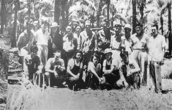 1945年4月30日，菲律賓華僑各界前線慰問團(tuán)與美軍第十一空運(yùn)師及“華支”戰(zhàn)士留影。