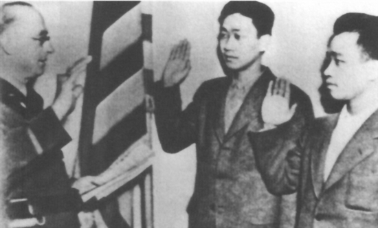 世界反法西斯戰(zhàn)爭期間，共有1.3萬多名華僑華人在美國陸軍服役，占當(dāng)時美國華僑華人總數(shù)的17%，圖為參軍時的宣誓儀式。