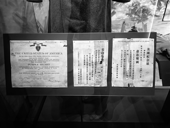 圖為美國政府為在歐洲戰(zhàn)場犧牲的臺山籍美軍士兵陳景瑤頒發(fā)的榮譽(yù)和紀(jì)念狀。