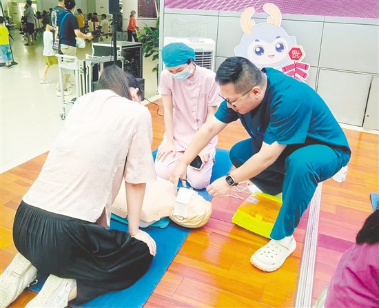 PICU醫(yī)護人員向群眾推廣心肺復(fù)蘇術(shù)急救技巧。