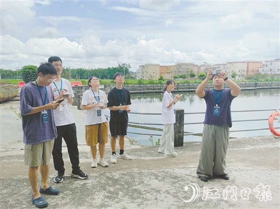 參賽團(tuán)隊(duì)深入田間地頭、古村老巷，與當(dāng)?shù)鼐用窠涣?，進(jìn)一步優(yōu)化和完善各自的規(guī)劃方案。