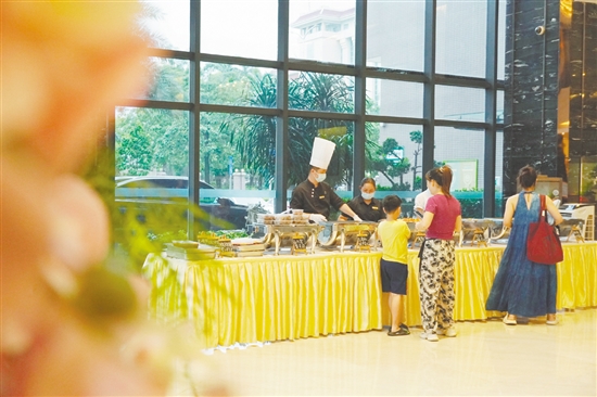 江海碧桂園鳳凰酒店在大堂擺起熟食攤。