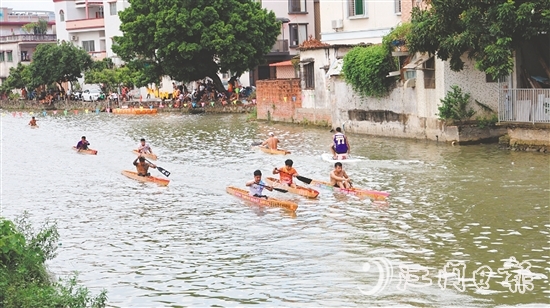 單人龍艇賽現(xiàn)場。