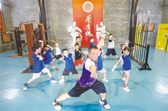 京梅村傳承發(fā)展蔡李佛文化從娃娃抓起。這里是國(guó)家級(jí)非物質(zhì)文化遺產(chǎn)蔡李佛拳的發(fā)源地，是廣東省“百千萬(wàn)工程”首批典型村、省鄉(xiāng)村振興示范村。