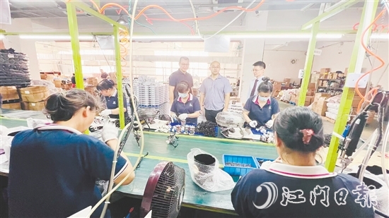 粵財(cái)普惠江門(mén)擔(dān)保公司工作人員上門(mén)了解企業(yè)需求。