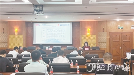 粵財(cái)普惠江門(mén)擔(dān)保公司向企業(yè)宣講金融政策。