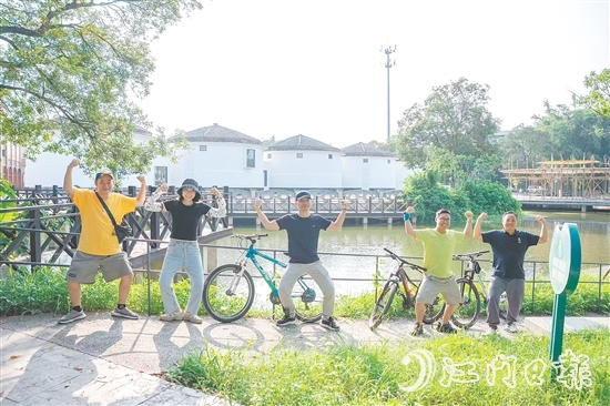 塘口墟社區(qū)組織年輕人開展環(huán)圩騎行活動(dòng)。