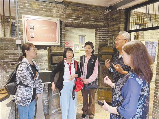 謝軍威經(jīng)?；氐街x創(chuàng)故居，給來訪的黨員、群眾講述謝創(chuàng)的故事。嚴(yán)建廣