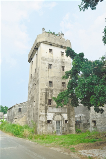 歷經(jīng)風(fēng)雨，向賢樓外墻隱約可辨的彈痕，仍講述著當(dāng)年的抗戰(zhàn)故事。臺(tái)山市委黨史研究室供圖