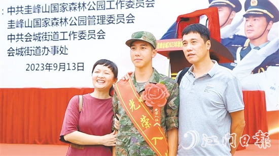 入伍近兩年來，黃壹舟與父母只見過一面。