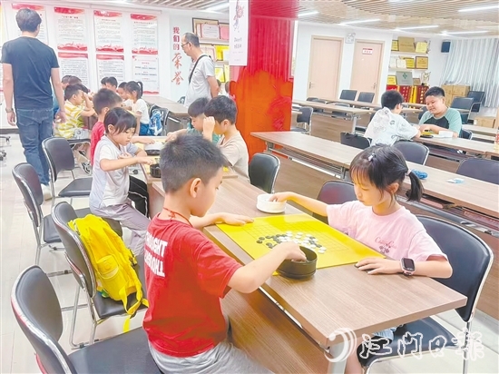 孩子們參加石沖社區(qū)舉辦的圍棋興趣班。