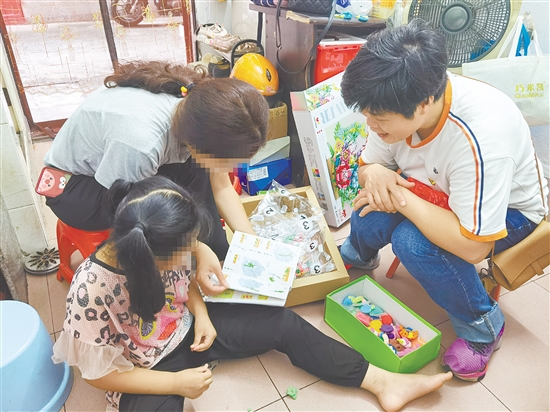 “愛心父母”上門關(guān)愛困境兒童。