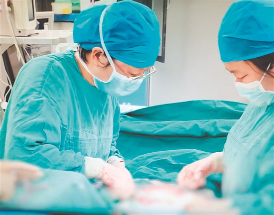 產(chǎn)科團(tuán)隊(duì)為產(chǎn)婦開展剖宮產(chǎn)手術(shù)。