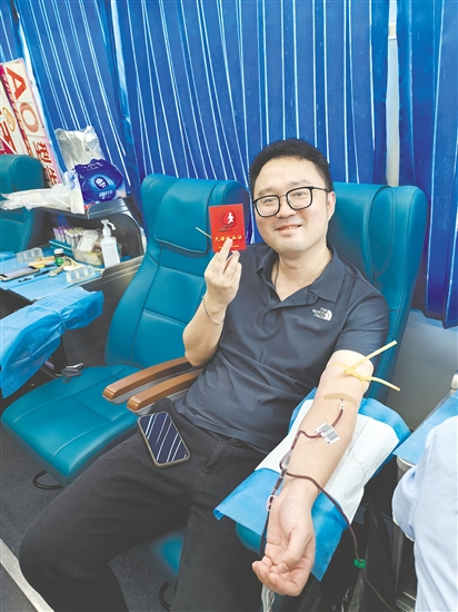 職工干部積極參與獻(xiàn)血。