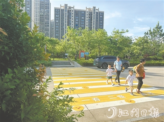 會城街道碧桂園社區(qū)發(fā)動轄區(qū)幼兒園參與斑馬線的設計。