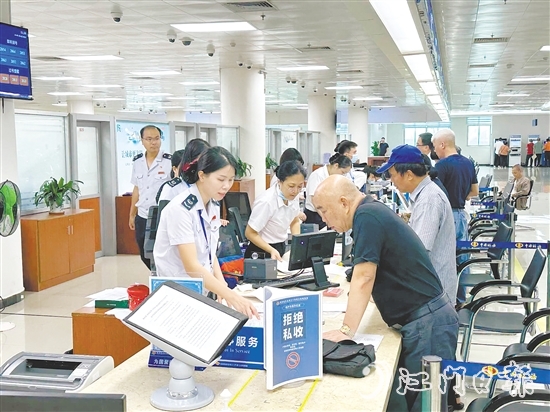 在江門市化解不動產(chǎn)登記歷史遺留問題辦理不動產(chǎn)權(quán)證專場，工作人員協(xié)助業(yè)主實現(xiàn)“一站式辦結(jié)”。