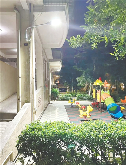 夜里，安裝掛墻路燈后的盈翠苑小區(qū)不再昏暗，居民下樓活動更安心。