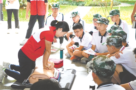 鶴山市紅十字會工作人員為學(xué)生示范正確的心肺復(fù)蘇操作方法。