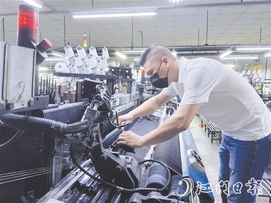 經(jīng)過一年的新型學(xué)徒制培訓(xùn)，朱超洪的業(yè)務(wù)技能得到提升。