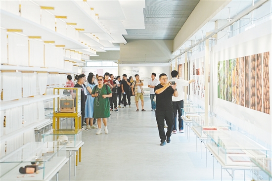 旅游行業(yè)代表們實(shí)地考察東甲原枝陳皮文化館。