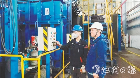 王顏臣（右）與同事操作儀器。