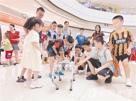 活動現(xiàn)場，廣東科學(xué)技術(shù)職業(yè)學(xué)院帶來的前沿科技展示吸引了大批市民駐足。