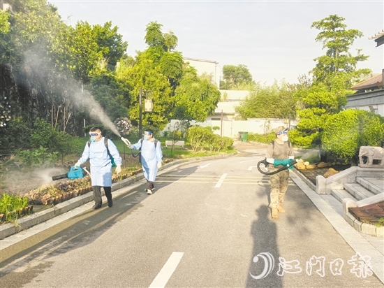 鶴山集中開展環(huán)境整治、消殺作業(yè)。