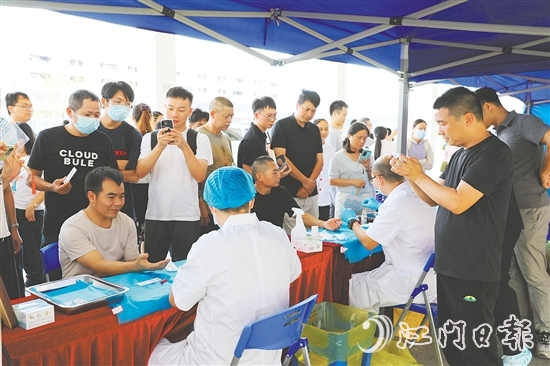 參訓學員前往恩平市基層篩查現場進行實地觀摩。