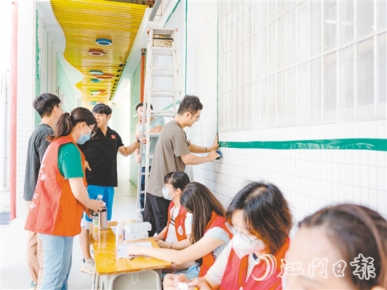 臺(tái)風(fēng)來襲，全區(qū)94個(gè)應(yīng)急避難場(chǎng)所開放。圖為黨員志愿者在安裝紗窗。