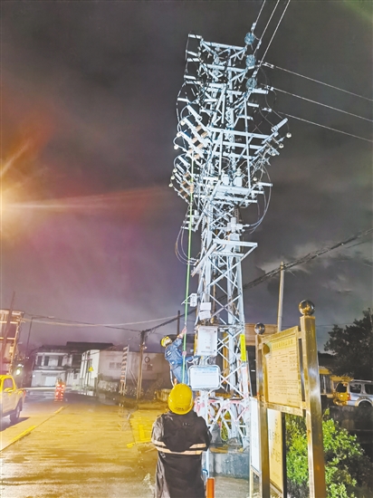 昨晚，江門新會供電局搶修隊(duì)伍對110kV七堡站10千伏墟鎮(zhèn)線開展停電操作，為后續(xù)搶修做好準(zhǔn)備。