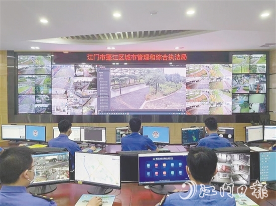“城管110”指揮中心24小時(shí)待命，保障人民群眾生命財(cái)產(chǎn)安全。