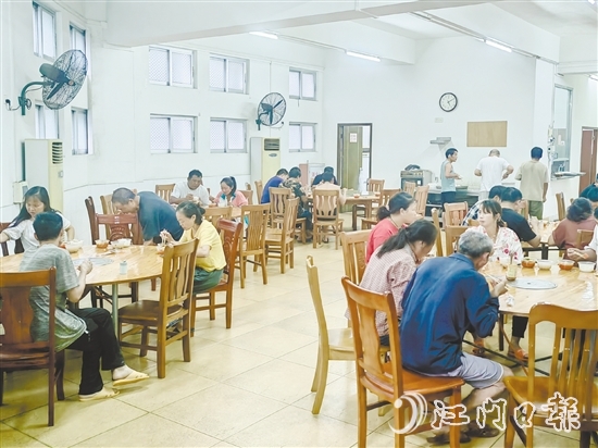 轉(zhuǎn)移安置的建筑工人在白沙街道應(yīng)急庇護(hù)中心有序就餐。