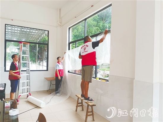 鶴山市各鎮(zhèn)（街）對(duì)應(yīng)急避難場(chǎng)所進(jìn)行全面消殺滅蚊、紗窗安裝等工作。