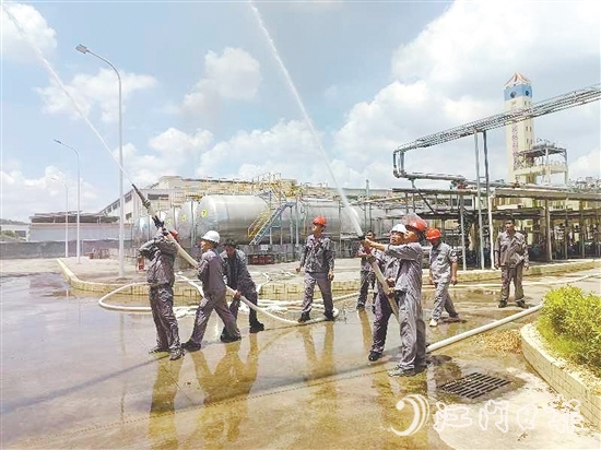 鶴山推動轄區(qū)?；髽I(yè)建立科學規(guī)范的應急處置體系，有效筑牢企業(yè)安全防線。