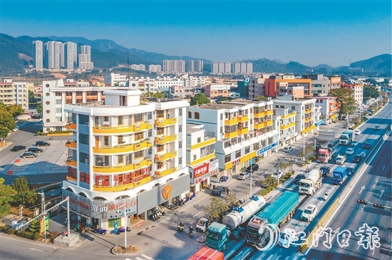 址山鎮(zhèn)鎮(zhèn)域風(fēng)貌煥新顏，推進美麗示范主街和外立面提升。