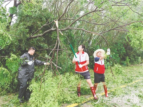 在防汛防臺風(fēng)等急難險重工作中，全市超過1600個基層黨組織、10萬余人次黨員干部迅速響應(yīng)、沖鋒在前。