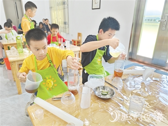 小朋友動手制作甘油果茶，完成后與父母分享。