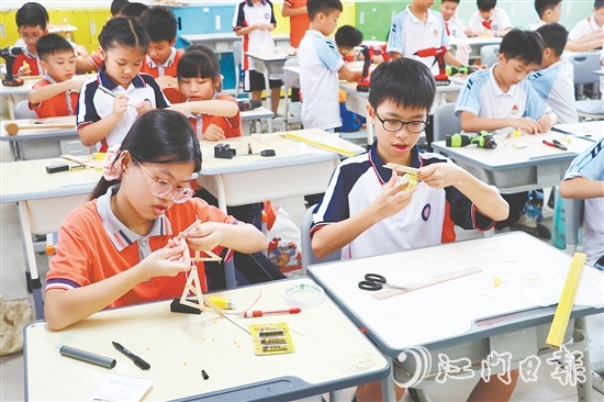 小選手們?cè)诒荣愔兄谱鳌澳九Ａ黢R”。