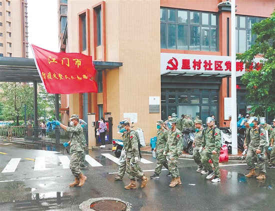 江門(mén)市直民兵營(yíng)深入市區(qū)各社區(qū)進(jìn)行疫情防控支援。