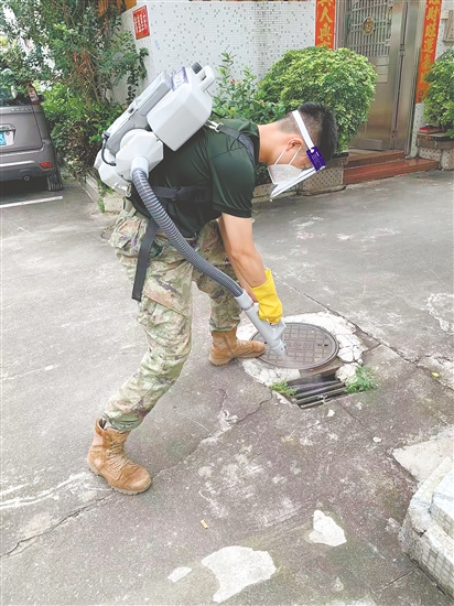 夏北浩民兵排民兵對(duì)農(nóng)村蚊蟲(chóng)滋生隱患處進(jìn)行仔細(xì)消殺。