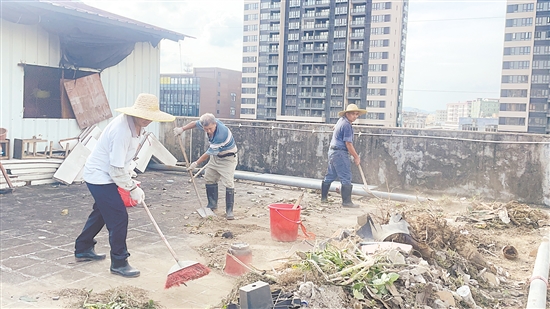 石田村“銀發(fā)行動(dòng)隊(duì)”隊(duì)員在清理房頂垃圾。諶磊